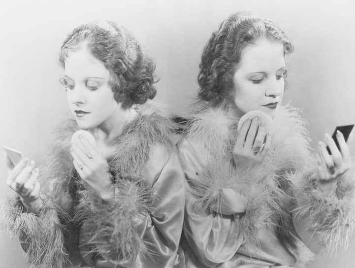 Сросшиеся близнецы Вайолетт (слева) и Дэйзи Хилтон в возрасте 23 лет