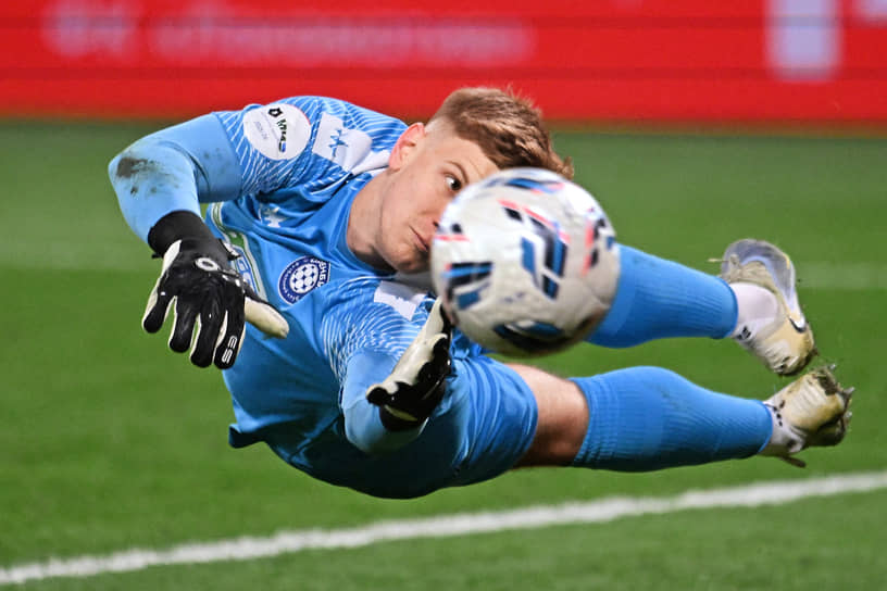 Вратарь «Оренбурга» Богдан Овсянников во время матча РПЛ против команды «Локомотив» (Москва) 