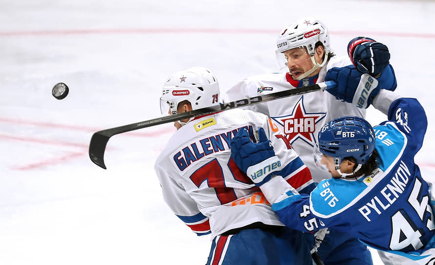 Хоккеисты во время матча КХЛ между Динамо (Москва) и СКА (Санкт-Петербург) 