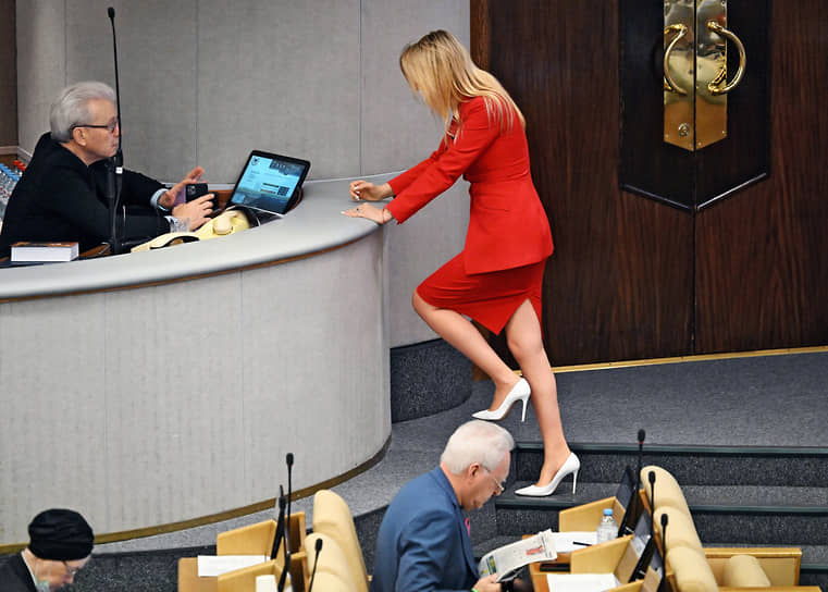 Представитель президента в Госдуме Гарри Минх (слева) и председатель думского комитета по развитию гражданского общества, вопросам общественных и религиозных объединений Яна Лантратова на пленарном заседании 