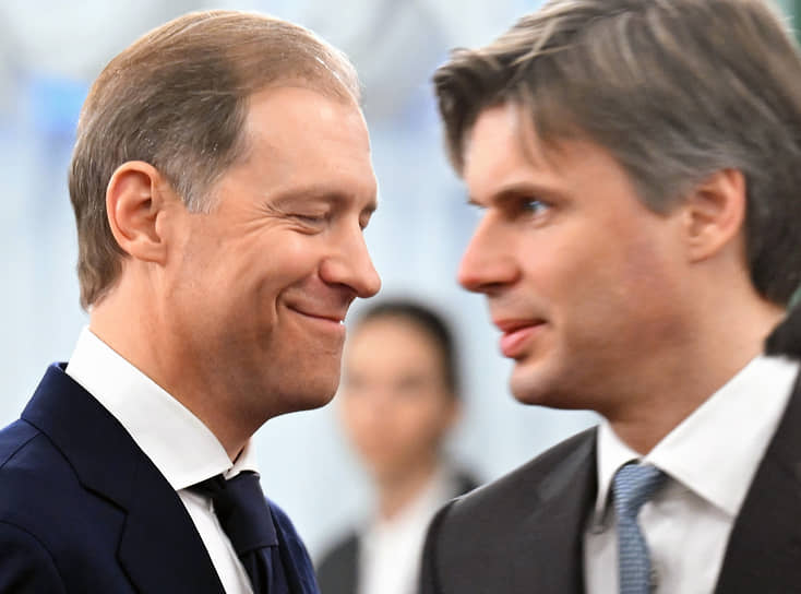 Зампред правительства РФ Денис Мантуров (слева) и глава «Роскосмоса» Дмитрий Баканов перед началом переговоров президентов России Владимира Путина и Казахстана Касым-Жомарта Токаева в Кремле 