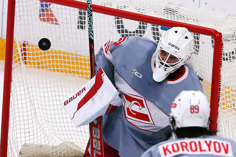 Вратарь хоккейного клуба «Спартак» (Москва) Артем Загидулин во время матча КХЛ против столичного «Динамо» 