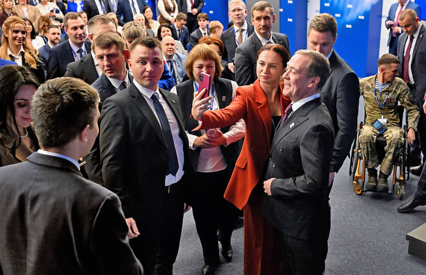 Заместитель председателя Совета безопасности РФ Дмитрий Медведев (справа) на форуме муниципальных депутатов партии «Единая Россия»