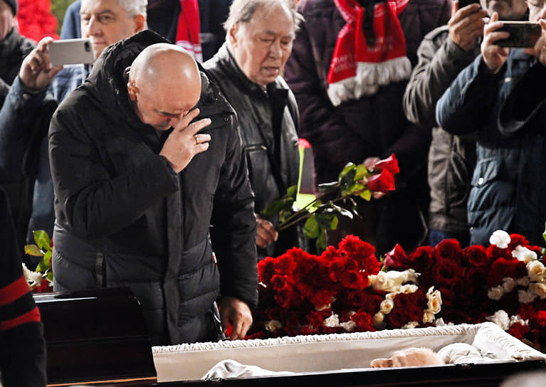 Главный тренер команды «Ахмат» Станислав Черчесов (слева) на церемонии прощания с бывшим игроком московского «Спартака» Никитой Симоняном на «Лукойл Арене» 