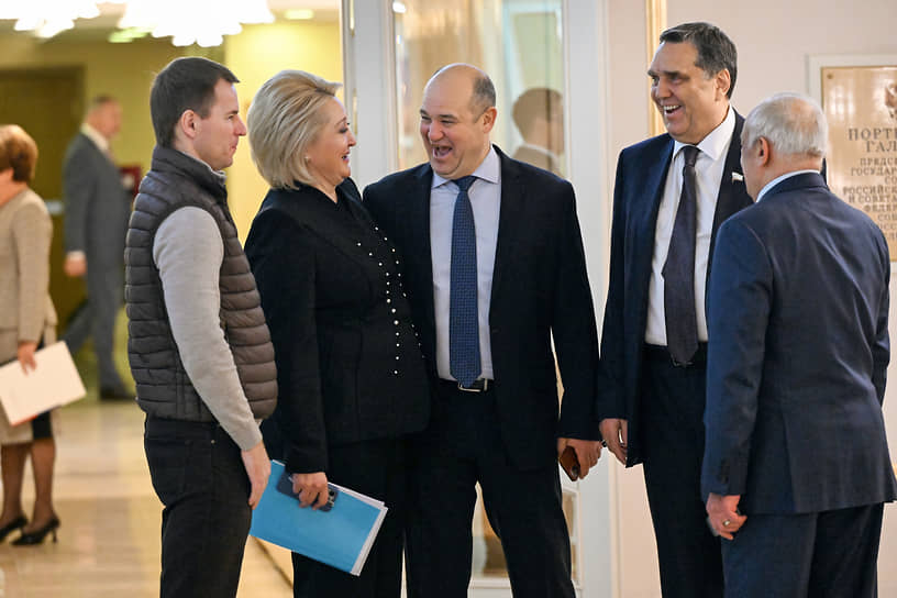 Сенаторы Лилия Гумерова (вторая слева), Сергей Иванов (второй справа) и первый заместитель руководителя аппарата Совета федерации Виталий Семикин на заседании