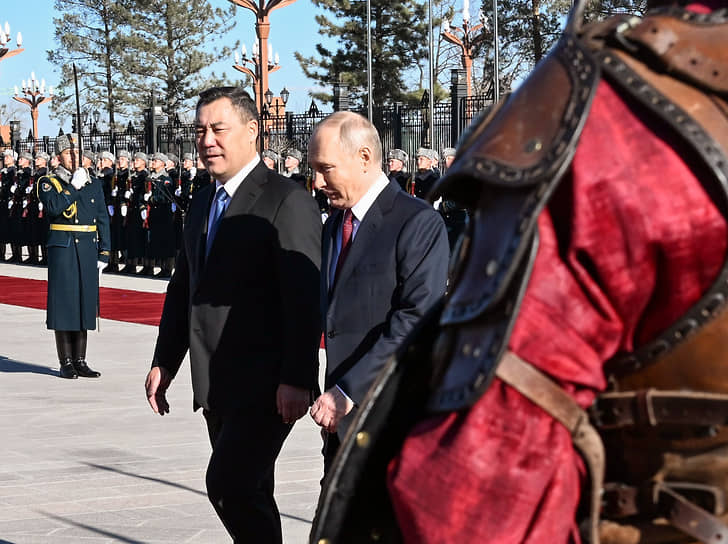 Президент Киргизии Садыр Жапаров (слева) и президент России Владимир Путин