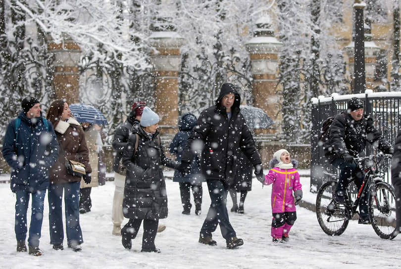 Прохожие на набережной канала Грибоедова в Санкт-Петербурге 