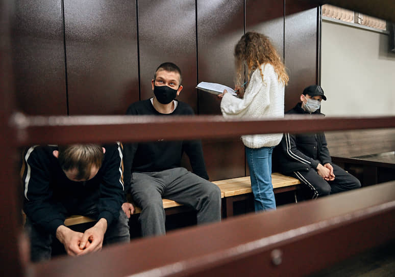 Слева направо: обвиняемые Артур Каменецкий, Андрей Основа, Анжела Цырульникова и Дмитрий Леонтьев