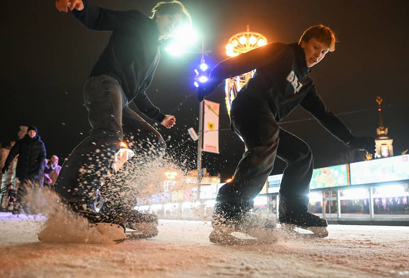 Посетители катка