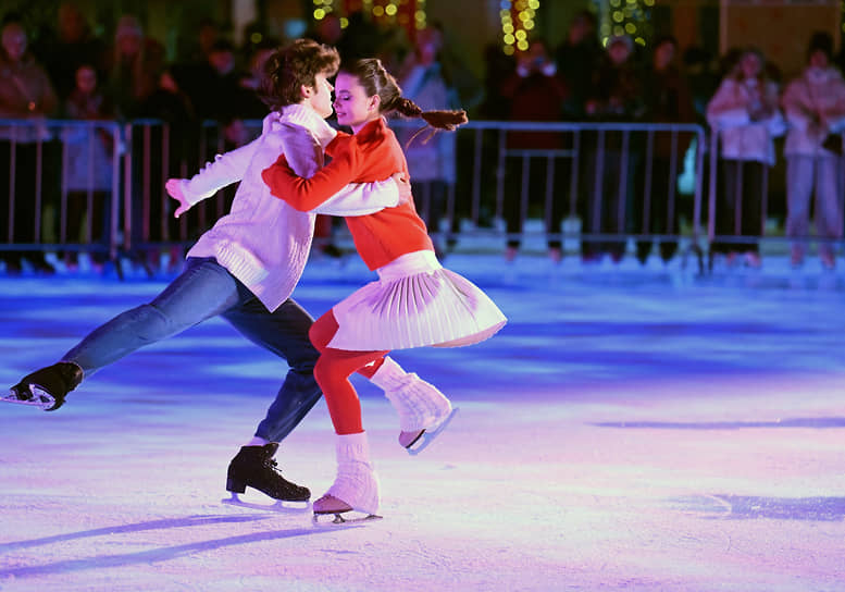 Выступление фигуристов на церемонии открытия