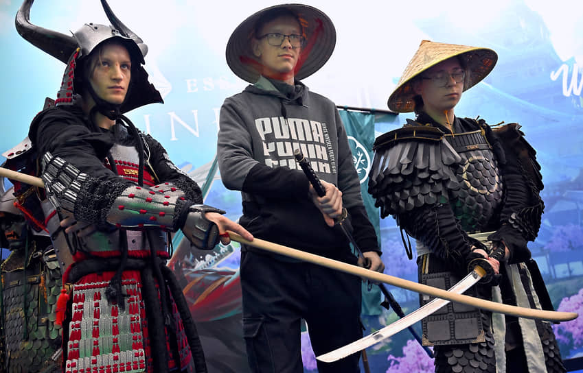 Участники фестиваля в костюмах персонажей видеоигр