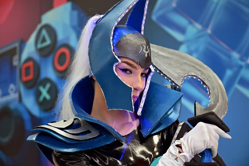 Участница недели видеоигр в тематическом костюме