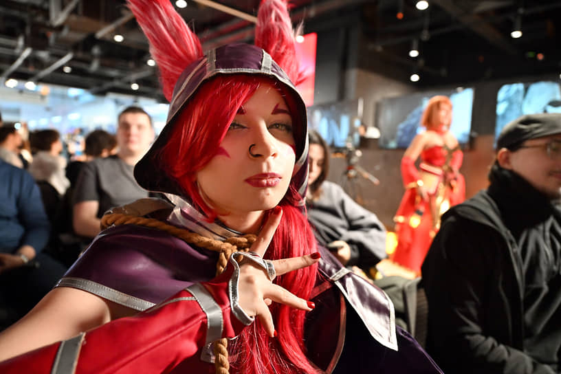 Участники недели видеоигр в тематических костюмах