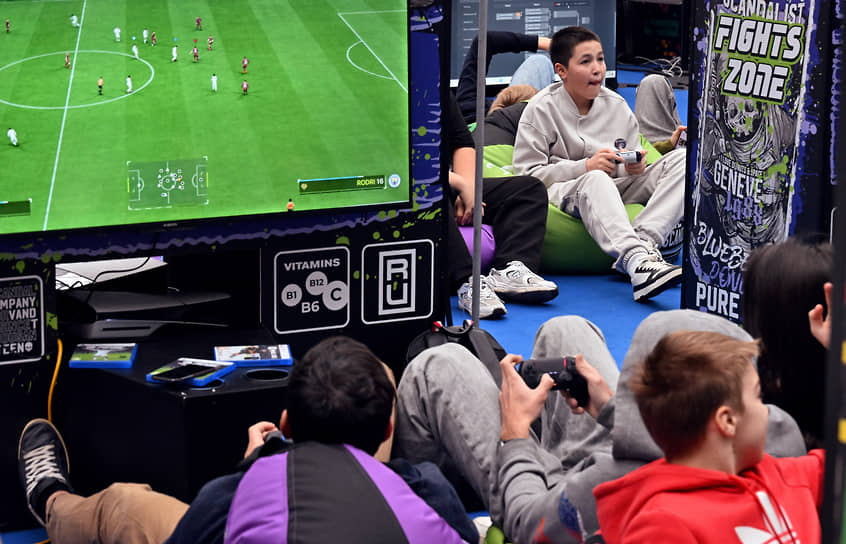 Участники недели во время игры на приставке