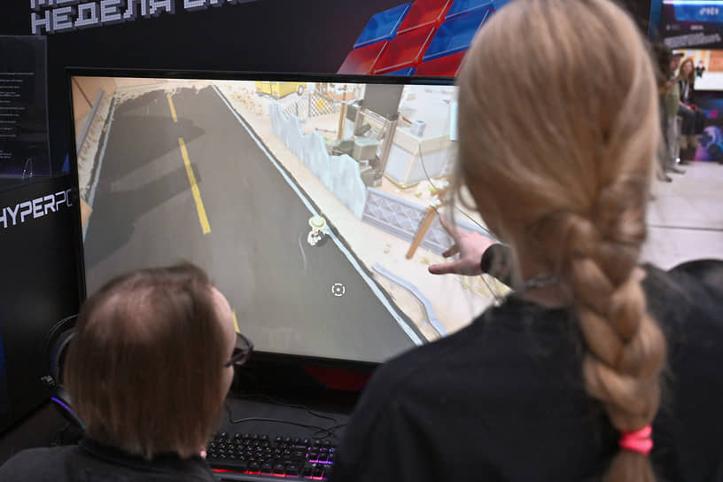 На выставке можно приобрести компьютерные мыши, клавиатуры, наушники, веб-камеры, микрофоны и другую технику