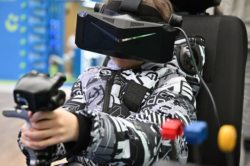 Гость выставки тестирует видеоигру