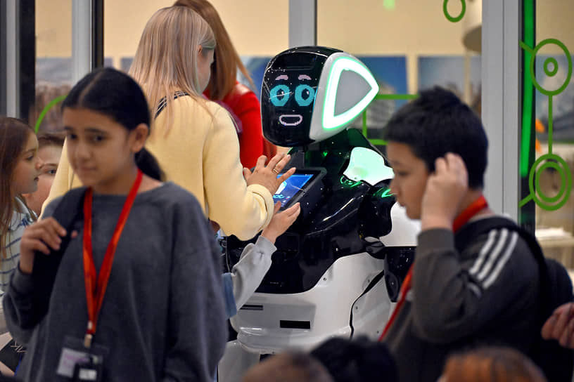 Андроид в толпе гостей фестиваля