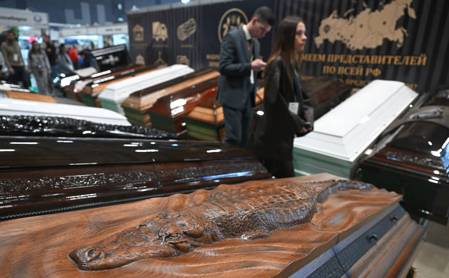 В числе прочего на выставке представлена фурнитура и другая продукция мемориальных услуг