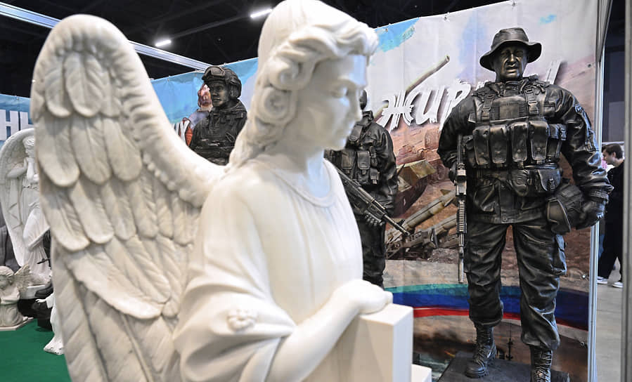 На выставке представлены гробы, памятники, убранство, а также оборудование для производства ритуальной продукции