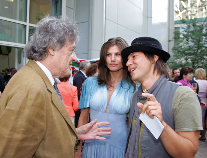 С лидером группы «Мумий тролль» Ильей Лагутенко и моделью Анной Жуковой на приеме по случаю дня рождения королевы Великобритании Елизаветы II в посольстве Великобритании в Москве, 2007 год