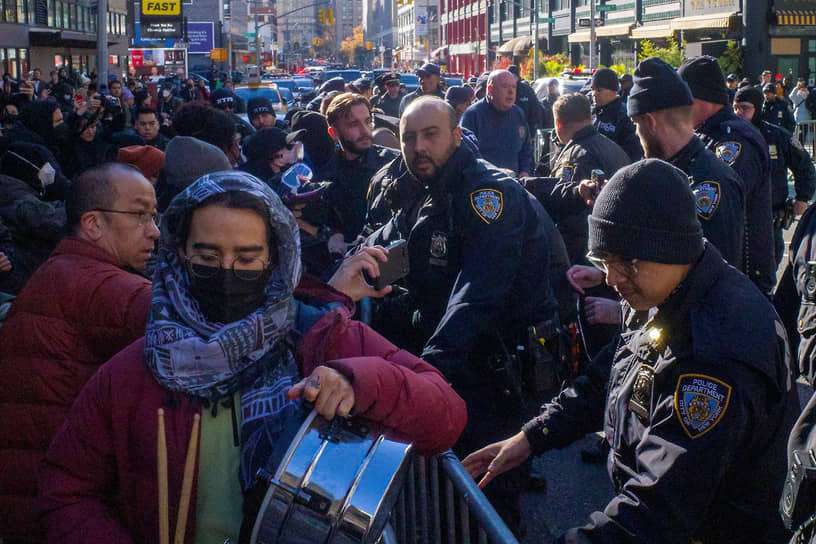 Они пытались блокировать входы и выходы из здания, чтобы помешать агентам выехать на очередную облаву