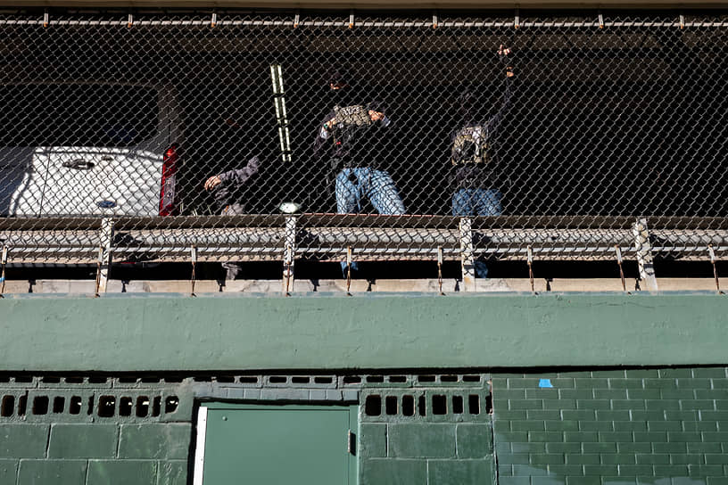 Сотрудники иммиграционной службы укрылись на верхних этажах здания