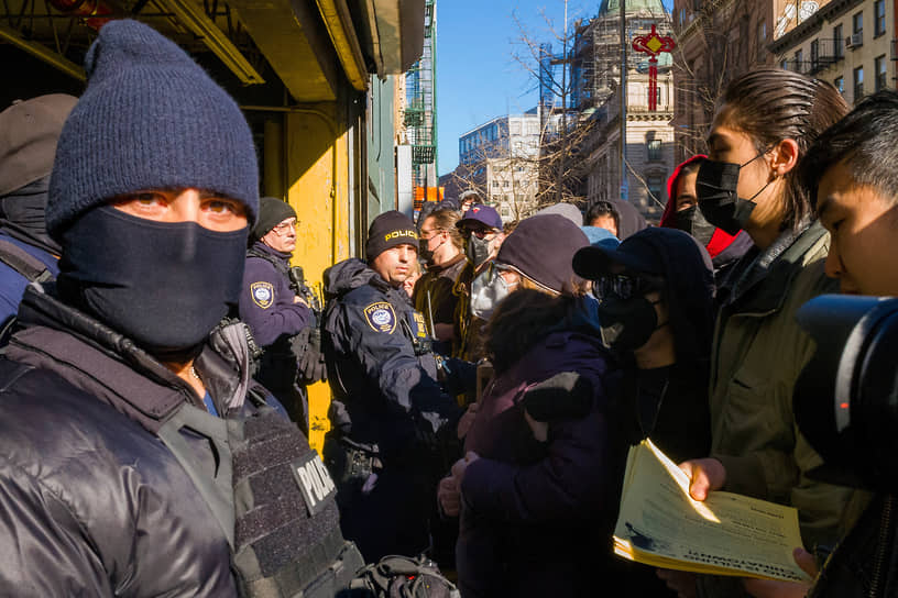 Толпа у входа в здание иммиграционной полиции