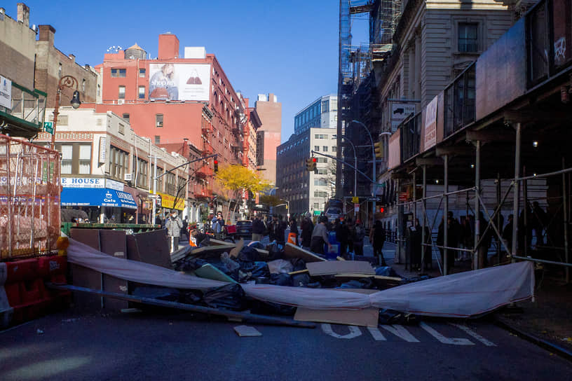 Люди строят баррикады из мусора, чтобы помешать сотрудникам иммиграционной службы отправиться на рейд