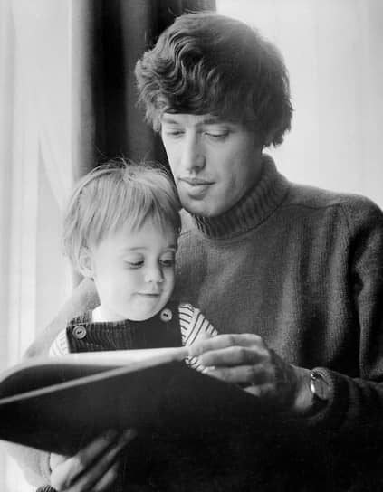 Том Стоппард родился в чешском городе Злине 3 июля 1937 года. Из-за немецкого вторжения его семья сначала была вынуждена бежать в Сингапур, а потом — в Индию. С семи лет он проживал в Великобритании&lt;br>
На фото: Том Стоппард в 1968 году 