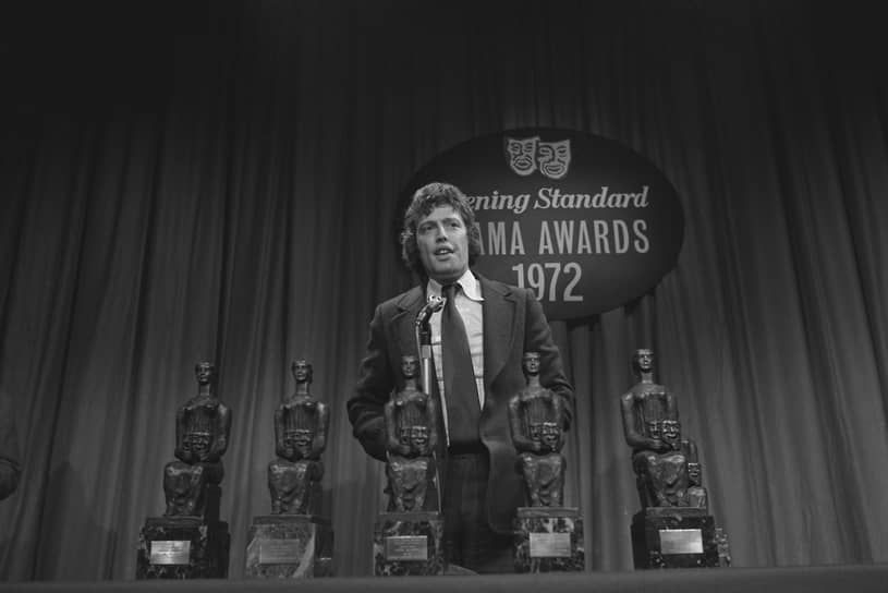 В 1972 году за комедию «Прыгуны» Том Стоппард получил пять статуэток старейшей британской театральной награды Evening Standard Theatre Awards