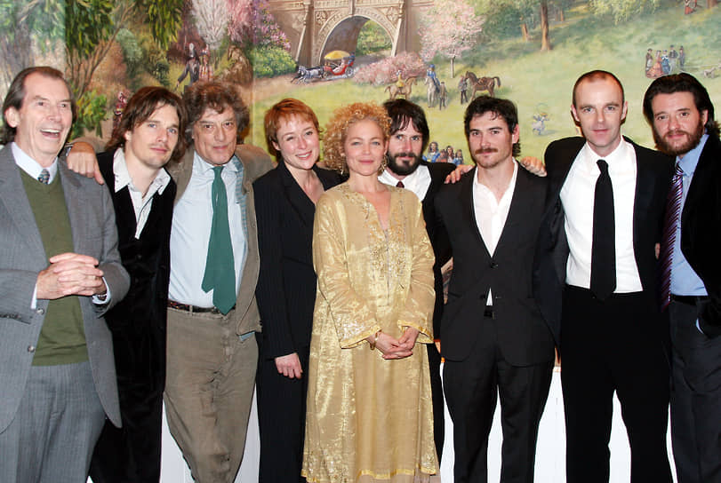 Вместе с актерским ансамблем бродвейской постановки пьесы Стоппарда «Берег утопии», в которой рассказывается  о России XIX века, 2006 год