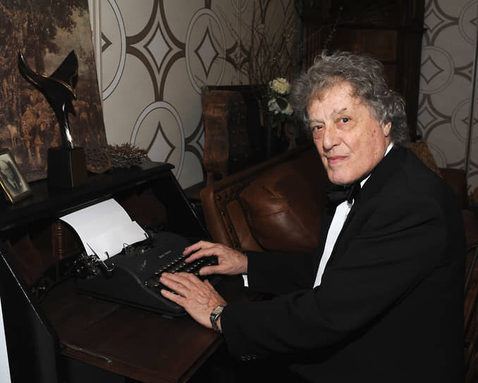 «Я вовсе не какой-то интеллектуал, который заносит в театр какие-то особенные, чуждые ему идеи. Есть нечто в том, как мои пьесы написаны, что заставляет людей думать, будто они в каком-то смысле предназначены для избранных. Но драматург, пишущий “для избранных”,— это само по себе противоречие»