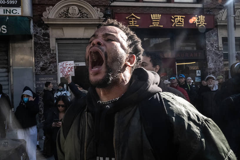 Активисты с плакатами собрались у здания местного филиала службы по контролю за миграцией