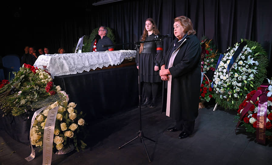 Ответственный секретарь совета по реализации госполитики в сфере защиты семьи и детей, советник мэра Москвы Зинаида Драгункина (справа)