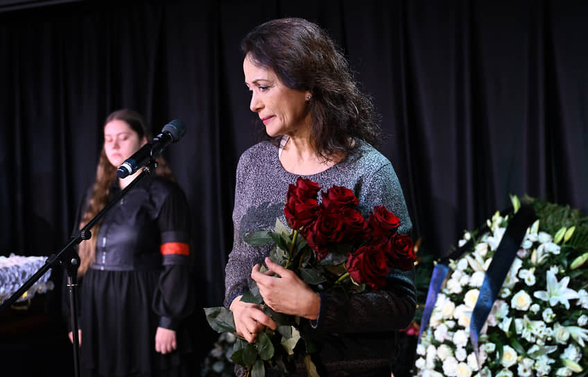 Актриса Ольга Кабо (справа)