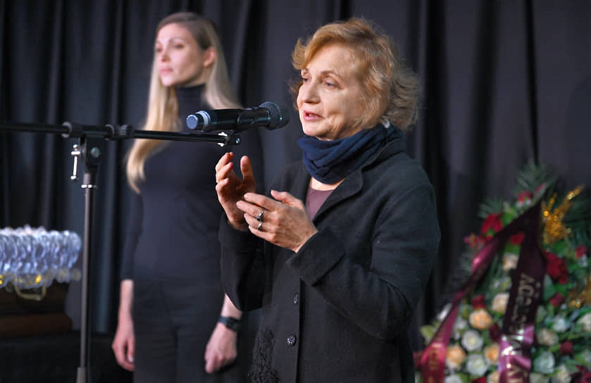 Редактор отдела литературы и искусства газеты «Московский Комсомолец» Марина Райкина (справа)