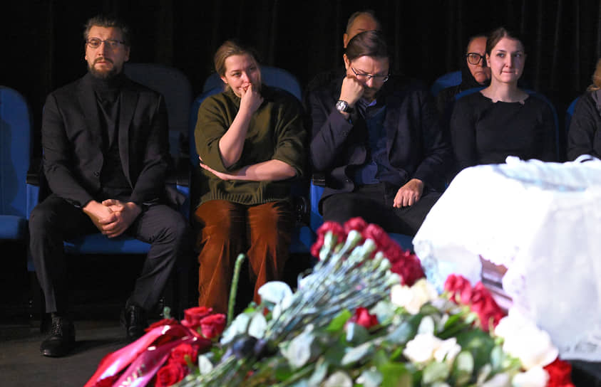 Слева направо: актер Александр Устюгов, внучка Всеволода Шиловского актриса Аглая Шиловская и сын Всеволода Шиловского Павел Шиловский