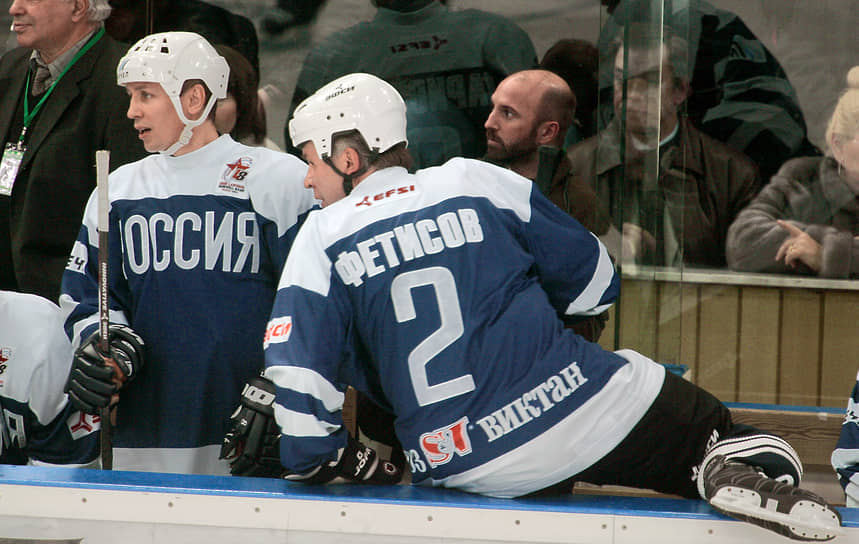 «Хоккейный интеллект — это очень емкое слово, которое &quot;создает&quot; команду, потому что люди с интеллектом делают ее лучше и сильнее»
&lt;BR>На фото: хоккеисты Игорь Ларионов и Вячеслав Фетисов на прощальном матче Игоря Ларионова, 2004 год