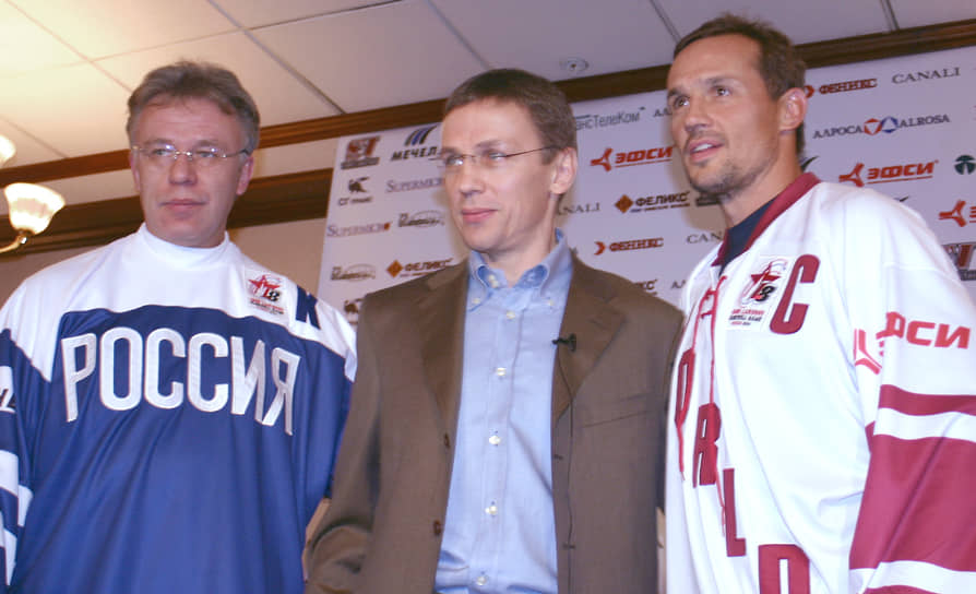 В 2004 году в Москве состоялся прощальный матч Игоря Ларионова
&lt;BR>На фото слева направо: глава государственного комитета по спорту Вячеслав Фетисов, хоккеисты Игорь Ларионов и Стив Айзерман на пресс-конференции в честь прощального матча Игоря Ларионова, 2004 год