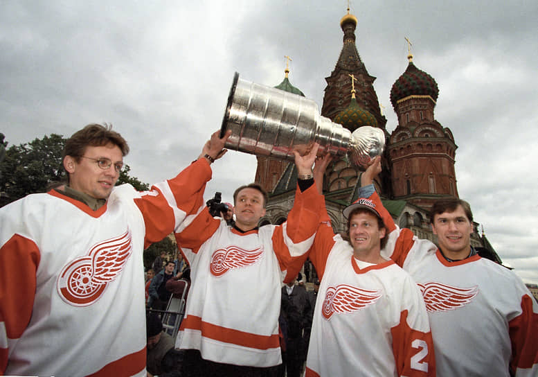 После публикации письма Игорю Ларионову позволили уехать из СССР и играть в НХЛ. В 1989 году он начал выступать за «Ванкувер кэнакс». В 1992-1993 годах хоккеист играл за швейцарский «Лугано». В 1993 году он вернулся в НХЛ и до 1995 года выступал за «Сан-Хосе Шаркс». Затем Ларионов стал игроком «Детройт Ред Уингз». В составе этого клуба хоккеист трижды выигрывал Кубок Стэнли (1997, 1998 и 2002). В 2003-2004 годах Ларионов играл за «Нью-Джерси Дэвилз»
&lt;BR>На фото: хоккеисты «Детройт Ред Уингз» Игорь Ларионов (слева) и Вячеслав Фетисов (второй справа) с Кубком Стэнли на Красной площади, 1997 год 