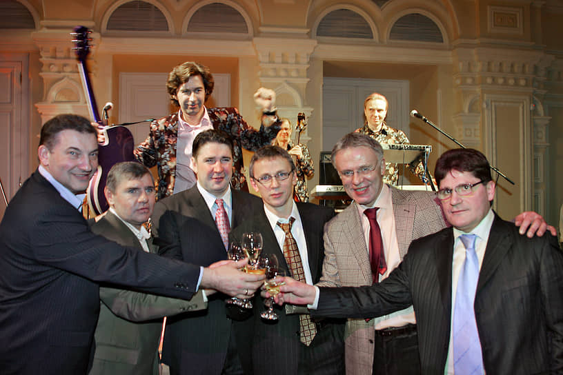 На фото слева направо: хоккеисты Владислав Третьяк, Владимир Крутов, Алексей Касатонов, Игорь Ларионов, Вячеслав Фетисов и Сергей Макаров, а также певец Валерий Сюткин (слева во втором ряду) на ужине после матча между звездами российского и мирового хоккея на Красной площади, 2006 год