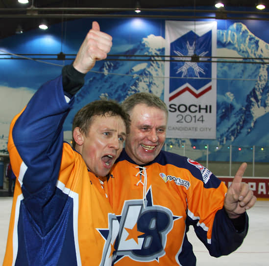 Хоккеисты Игорь Ларионов и Вячеслав Фетисов на церемонии закрытия VIP-турнира «Росгосстрах Кубок Вызова», 2007 год