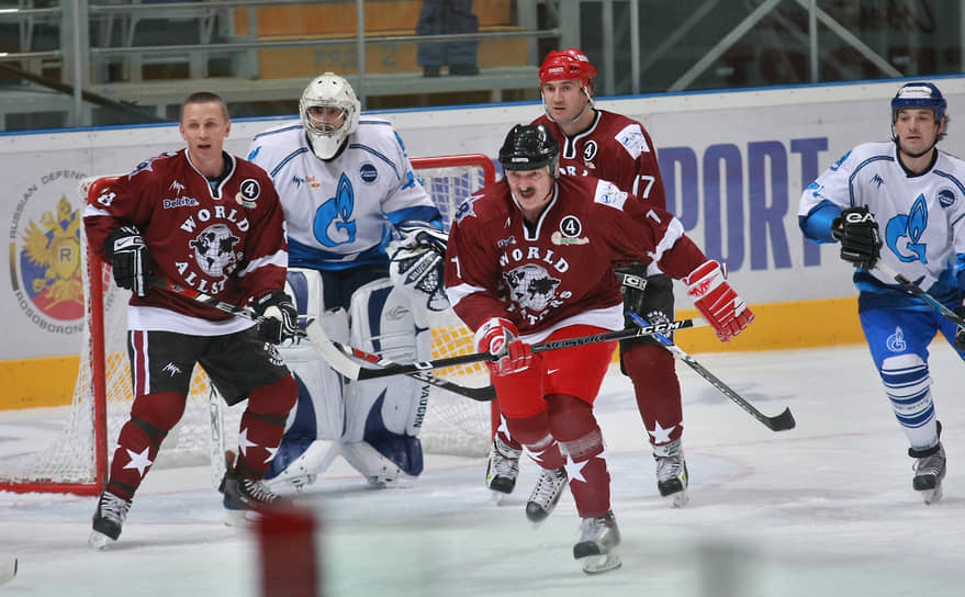 «Ты имеешь право на успех только тогда, когда свои личные качества подчиняешь командным действиям»
&lt;BR>На фото: Игорь Ларионов (слева), президент Белоруссии Александр Лукашенко (в центре) и хоккеист Александр Харламов (второй справа) на матче между сборными «Газпрома» и звезд «Экспортхоккея», 2008 год