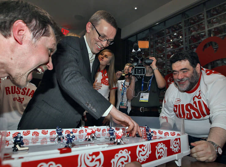 Слева направо: руководитель российского Имперского балета Гедиминас Таранда, хоккеист Игорь Ларионов и глава компании Bosco di Ciliegi Михаил Куснирович в «Русском доме» в Ванкувере (Канада), 2010 год