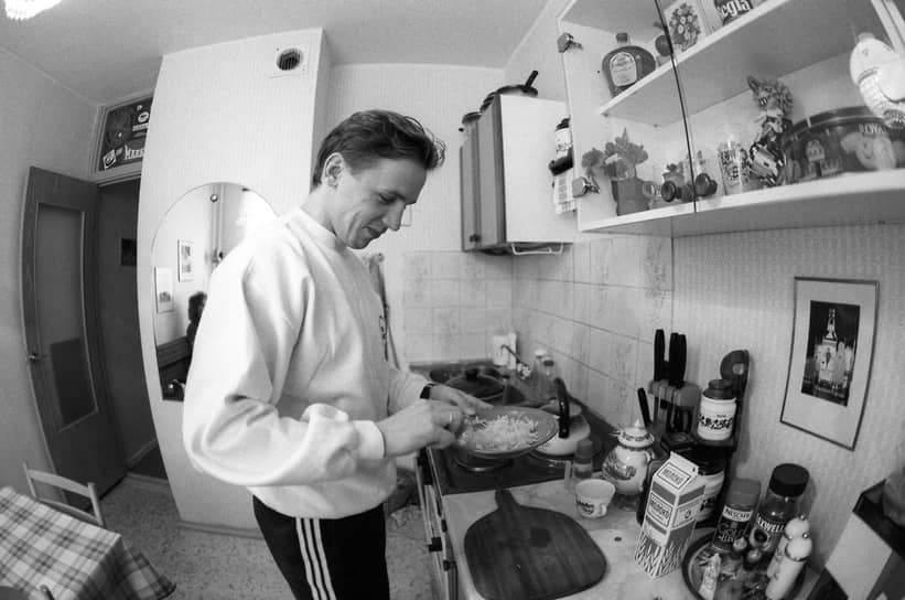 «То время было временем перемен, когда наша страна все-таки начинала понимать, что где-то мы отстали, где-то перестали двигаться вперед. И ты под веянием времени понимаешь, что меняется все, кроме хоккея»
&lt;BR>В конце 1988 года в журнале «Огонек» было опубликовано открытое письмо хоккеиста к тренеру ЦСКА и сборной СССР Виктору Тихонову. В нем Ларионов раскритиковал наставника, назвав его «хоккейным монархом»