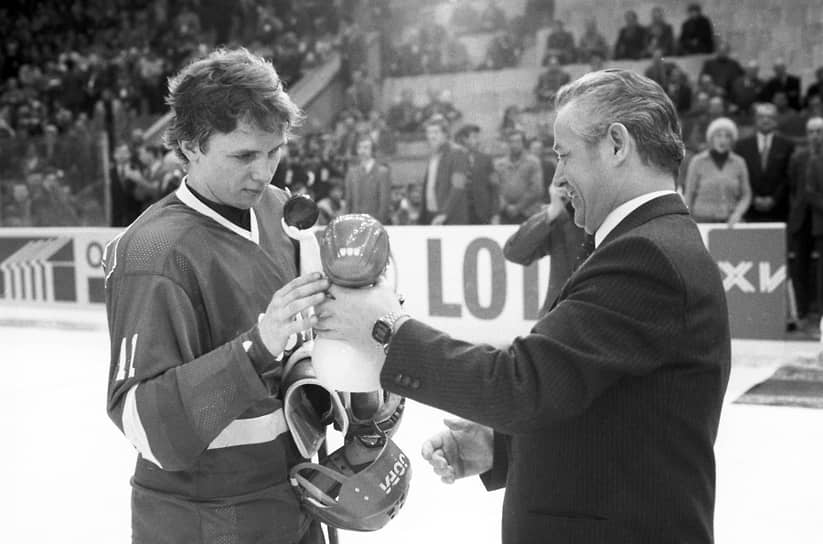 В 1981-1989 году Игорь Ларионов выступал за столичный ЦСКА. С клубом хоккеист восемь раз становился чемпионом СССР. Провел за ЦСКА 334 игры, в которых  забросил 165 шайб 