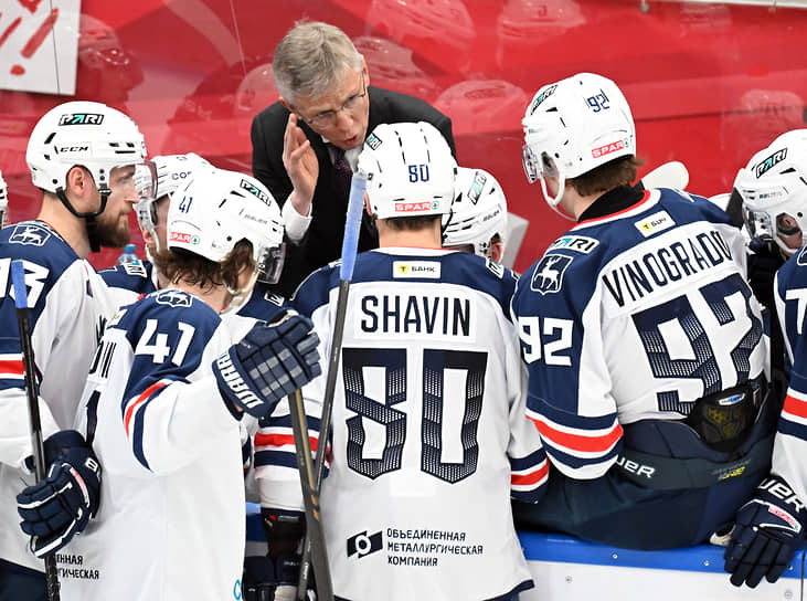 В 2020-2021 годах Игорь Ларионов был главным тренером молодежной сборной России. С 2022 по 2025 год возглавлял нижегородское «Торпедо»
&lt;BR>На фото: на матче КХЛ против московского «Спартака», 2025 год