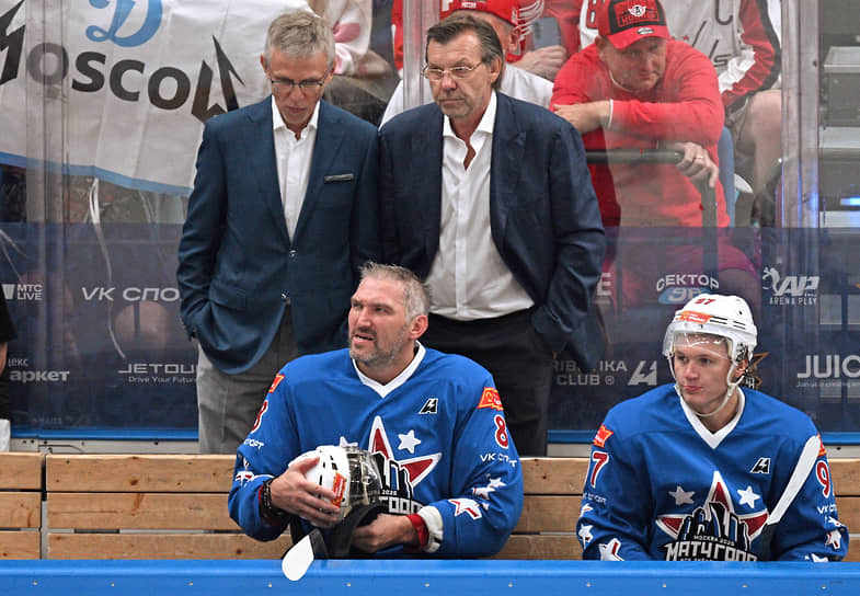 В апреле 2025 года Игорь Ларионов оставил нижегородское «Торпедо». В июне он возглавил питерское СКА
&lt;BR>На фото: тренеры команды «Звезды НХЛ» Олег Знарок (вверху справа) и Игорь Ларионов (вверху слева), а также хоккеисты Александр Овечкин (внизу слева) и Кирилл Капризов (внизу справа) на матче между командами «Звезд КХЛ» и «Звезд НХЛ», 2025 год