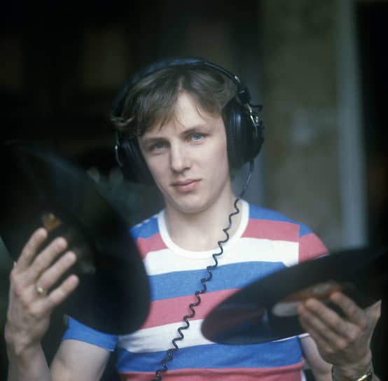 Игорь Ларионов начал заниматься хоккеем с шести лет. В 1978 году он стал выступать за воскресенские «Химки» в чемпионате СССР. Хоккеист занимал позицию нападающего. Он оставил команду в 1981 году. За воскресенский клуб успел провести 123 игры и забросил 39 шайб  