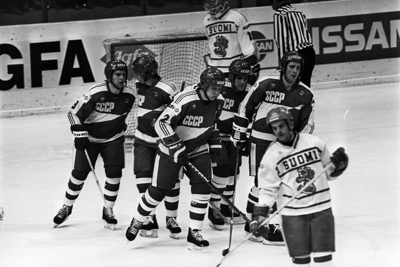 В 1979-м и 1980-м годах хоккеист становился чемпионом мира в составе молодежной сборной СССР. В 1981-1989 году Ларионов выступал за основную национальную команду